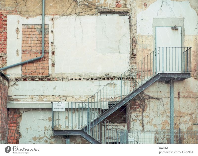 Hühnerleiter Torgau Sachsen Deutschland Kleinstadt Stadtzentrum Haus Gebäude Mauer Wand Fassade Tür Dachrinne Treppe Treppengeländer Stein Beton Metall