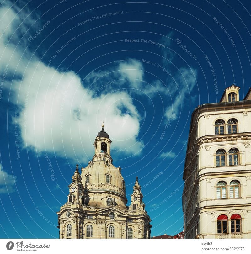 Ruhende Masse Himmel Wolken Frauenkirche Stadtzentrum Altstadt bevölkert Haus Kirche Bauwerk Gebäude Mauer Wand Fenster Sehenswürdigkeit Wahrzeichen Bekanntheit