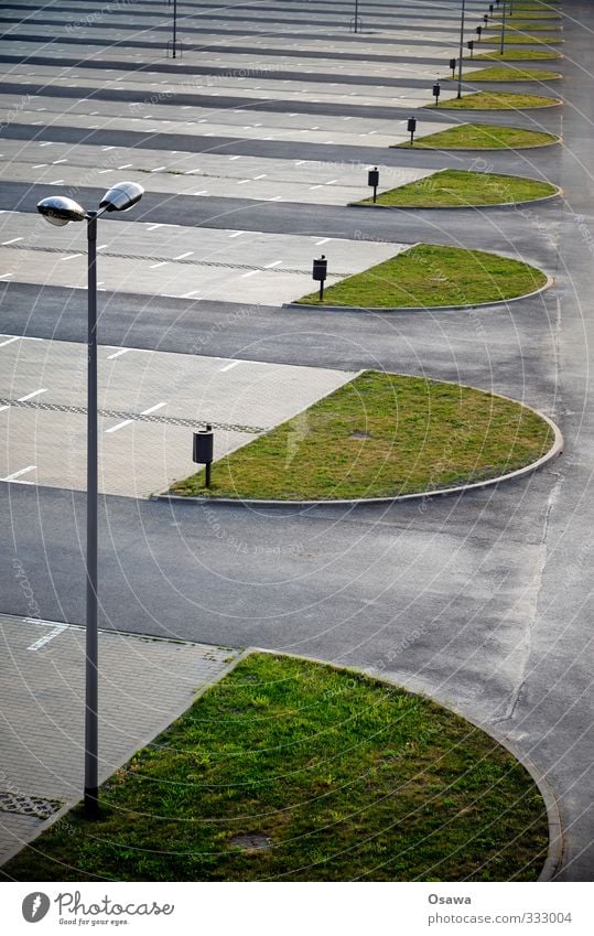 Park Parkplatz Verkehr Verkehrswege Personenverkehr Autofahren Straße Wege & Pfade Handel Umweltverschmutzung Stadt Reihe Ordnung leer parken Straßenbeleuchtung