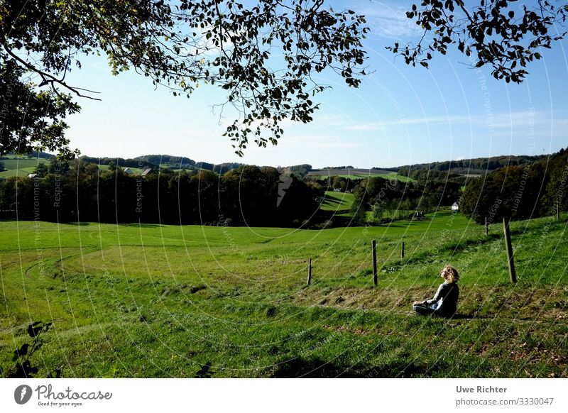 Frau in Yogapose in der Natur feminin Erwachsene 1 Mensch 45-60 Jahre Landschaft Feld atmen Erholung Zufriedenheit Kraft Geborgenheit achtsam Energie Gesundheit