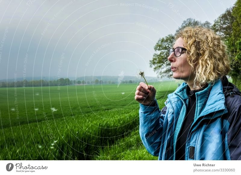 Frau mit Pusteblume feminin Erwachsene Haare & Frisuren Gesicht 1 Mensch 45-60 Jahre Jacke blond rothaarig Locken Zufriedenheit erleben Freizeit & Hobby Freude