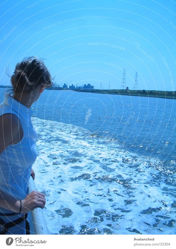 kleines Mädchen zum Meer Wasserfahrzeug Am Rand Frau Schaumgummi varen verte