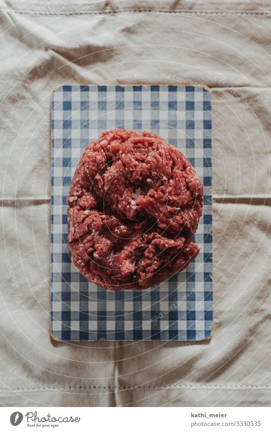 Mett auf Brett Lebensmittel Fleisch Wurstwaren Hackfleisch Ernährung Mittagessen Abendessen Büffet Brunch Bioprodukte Slowfood Hamburger Hackbraten Metzger