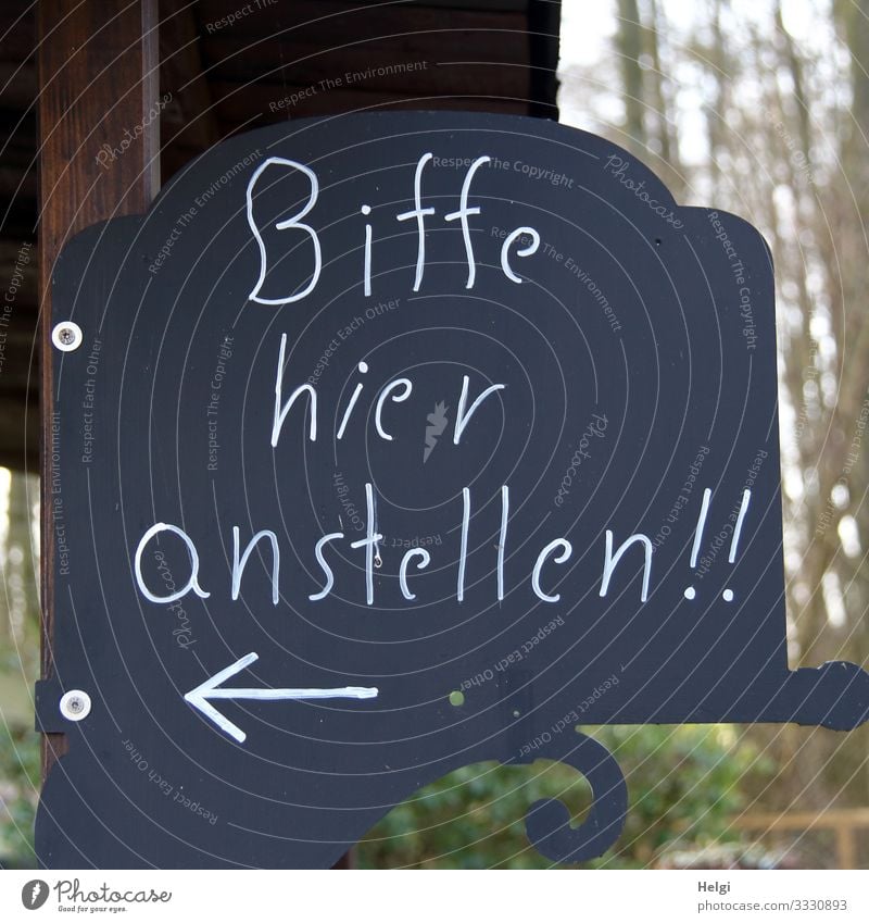 Hinweisschild  Schrift:  Bitte hier anstellen Kunststoff Schriftzeichen Warnschild Pfeil festhalten hängen authentisch einfach einzigartig braun schwarz weiß