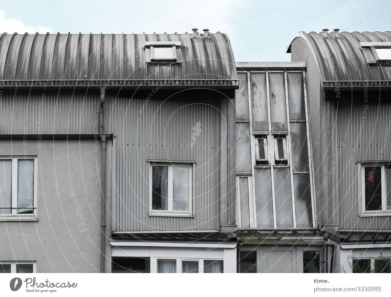 Stein-Glas-Blech-Ensemble haus fassade urban stein Tageslicht Energiewirtschaft Wand alt kaputt himmel fenster dach regenrinne fallrohr flickwerk runddach