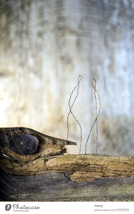 coole Jungs | Drahtfiguren androgyn Paar 2 Mensch Strichmännchen Rost Holz stehen außergewöhnlich dünn Zusammensein einzigartig braun Einigkeit Verschwiegenheit