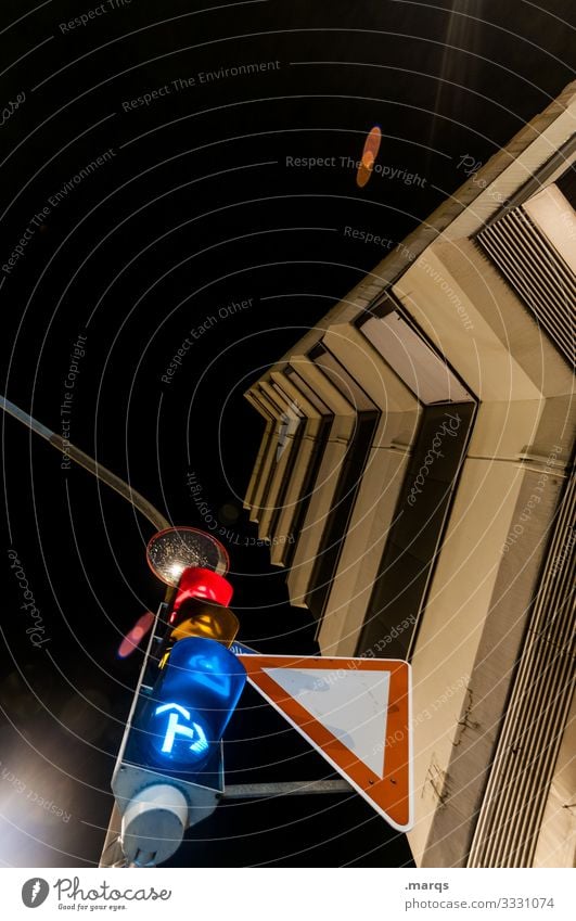 Ampel nachts Nacht Verkehr StVO Verkehrsschild Langzeitbelichtung Vorfahrt achten Haus Architektur Perspektive schwarz dunkel rot gelb grün Verkehrszeichen