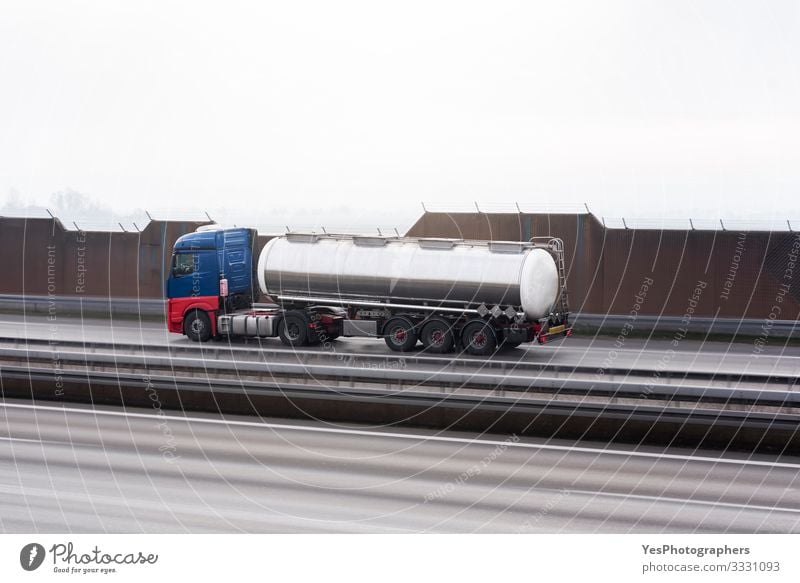 Zisterne in Bewegung auf einer Autobahn. Schneller Tank. Selektiver Fokus Güterverkehr & Logistik Verkehr Verkehrswege Straßenverkehr Fahrzeug Lastwagen