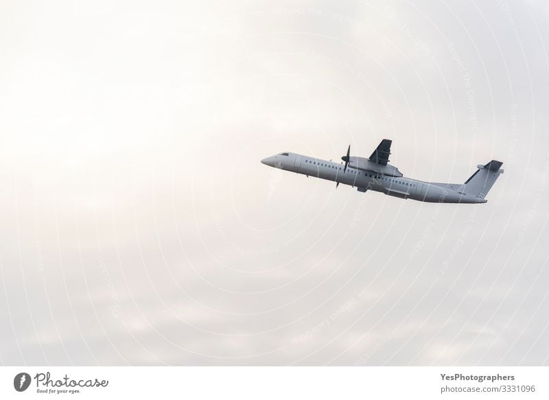 Passagierflugzeug, das am Himmel fliegt. Weiße Flugzeuge in der Luft Ferien & Urlaub & Reisen Tourismus Sonne Luftverkehr Schönes Wetter Verkehr