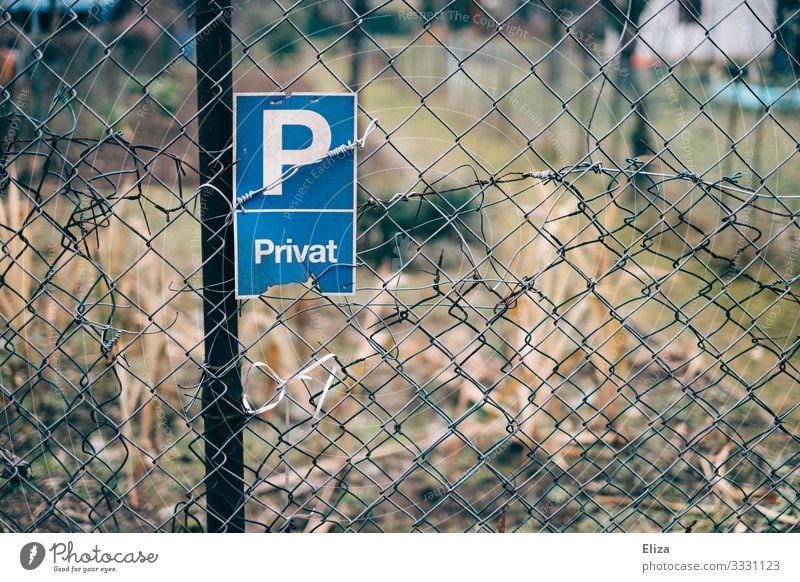 Privat Zaun Verbote Maschendrahtzaun Parkverbot privat privatparkplatz blau Garten Natur Schrebergarten kaputt Farbfoto Außenaufnahme Menschenleer Tag