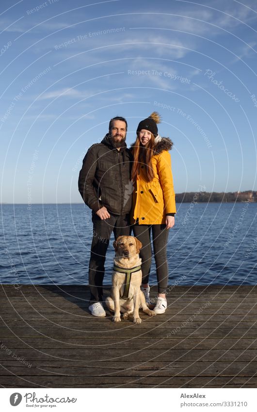 Pärchen mit blondem Labrador auf Steg an der Ostsee Lifestyle Freude Glück schön harmonisch Ausflug Meer Junge Frau Jugendliche Mann Erwachsene Paar 18-30 Jahre