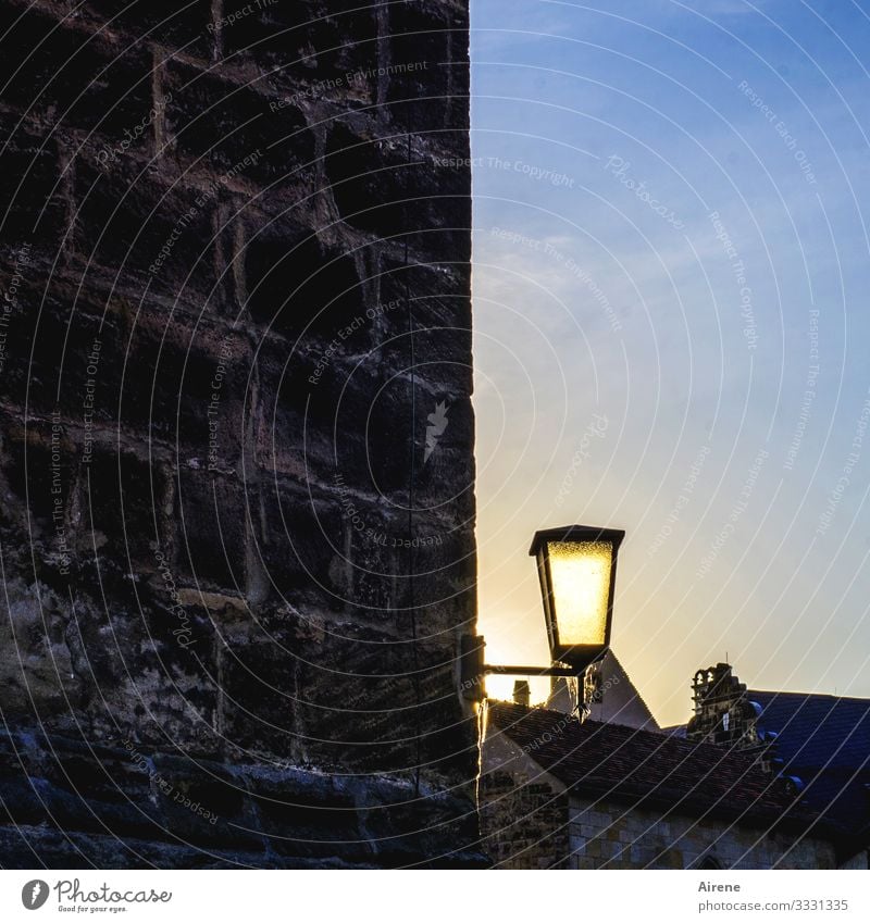 die Hälfte im Dunkel, die Hälfte im Licht Laterne Mauer Abend Sonnenuntergang Lichtquelle Schatten Dunkelheit Kontrast Dämmerung leuchten Abendhimmel Steinmauer