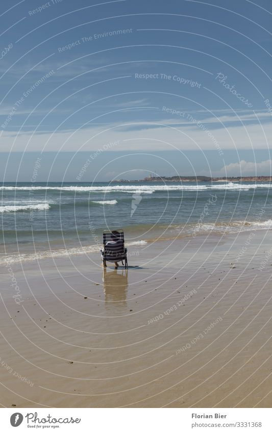 Die alte Frau und das Meer Gesundheit Erholung ruhig Mensch feminin Weiblicher Senior Schwester Großmutter Leben 1 Schönes Wetter Strand Stuhl Klappstuhl Blick