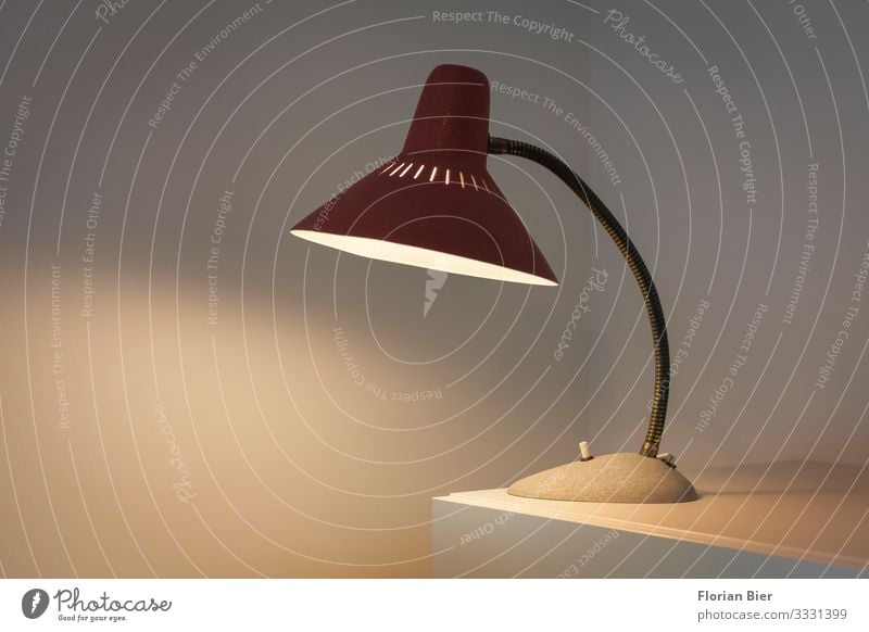 Lampe Lampenlicht Lampenschirm Schreibtischlampe altehrwürdig Metall Denken lernen lesen leuchten machen schreiben Häusliches Leben hell klein retro schön gelb