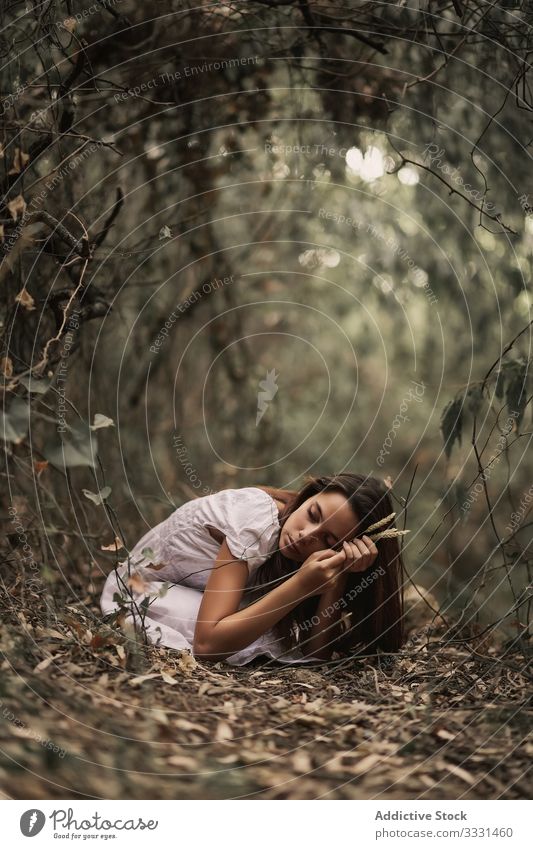 Nachdenkliche Frau sitzt auf Knien im Wald Natur geheimnisvoll sinnlich Kleid nachdenklich Laubwerk Nymphe Inspiration Angebot sanft fallen Tierhaut frisch