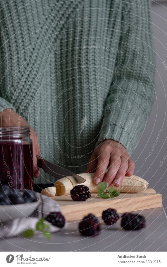 Koch bereitet leckeres Getränk aus Beerenmischung und Minze in der Küche zu Smoothie trinken Hand vorbereiten Frucht Lebensmittel Banane mischen frisch Entzug