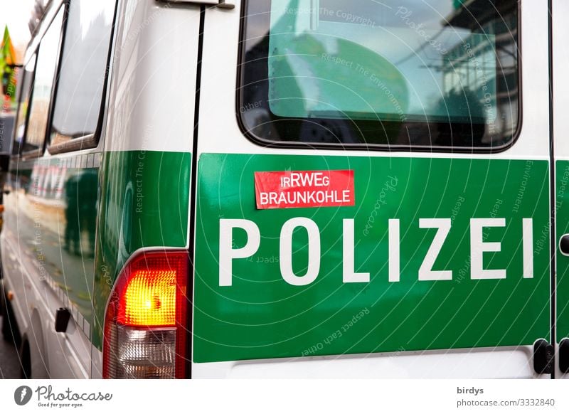 Irrwege - Erfüllungsgehilfen ? Polizeiwagen Klimawandel Lastwagen Aufschrift Zeichen Schriftzeichen Konflikt & Streit authentisch außergewöhnlich frech