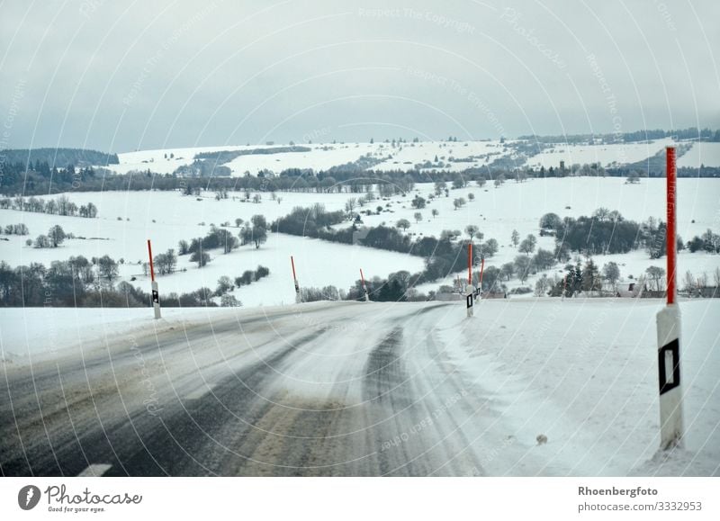 verschneite Landstraße Winter Schnee Winterurlaub Berge u. Gebirge wandern Natur Landschaft Himmel Gewitterwolken Klimawandel Wetter schlechtes Wetter Unwetter