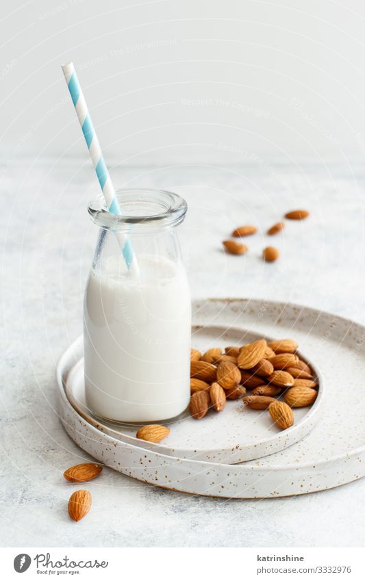 Vegane Mandelmilch, nicht-milchhaltige Alternativmilch Gemüse Ernährung Frühstück Vegetarische Ernährung Diät Getränk Teller Flasche frisch natürlich melken