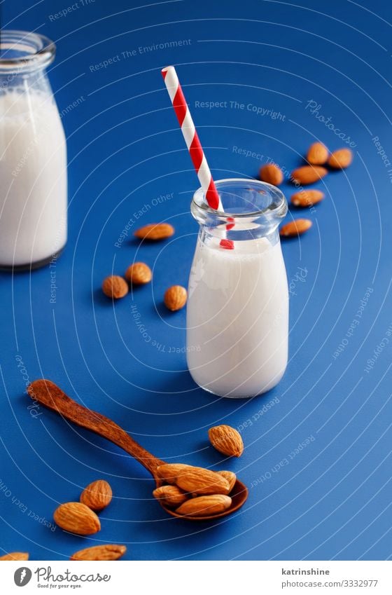 Vegane Mandelmilch, nicht-milchhaltige Alternativmilch Gemüse Ernährung Frühstück Vegetarische Ernährung Diät Getränk Flasche Löffel frisch natürlich blau