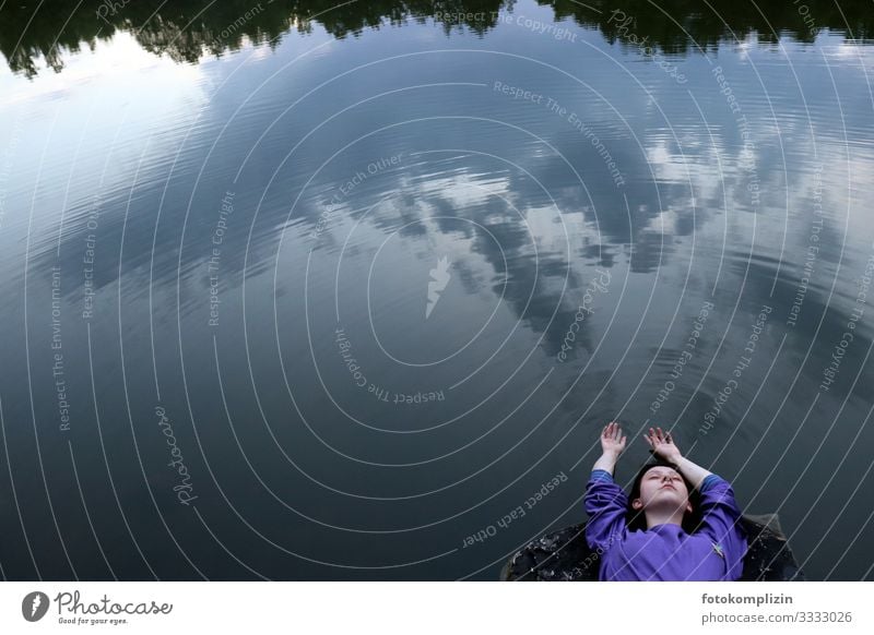 junge Frau im Himmel eines Sees harmonisch Erholung ruhig Meditation Freiheit Yoga feminin Junge Frau Jugendliche Erwachsene Leben 1 Mensch Umwelt Natur