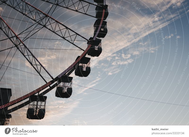 Riesenrad Schönes Wetter Genua Italien frei Mut Liebe Romantik Freude Wolken Wolkenformation Jahrmarkt Freizeit & Hobby blau violett Querformat Reisefotografie