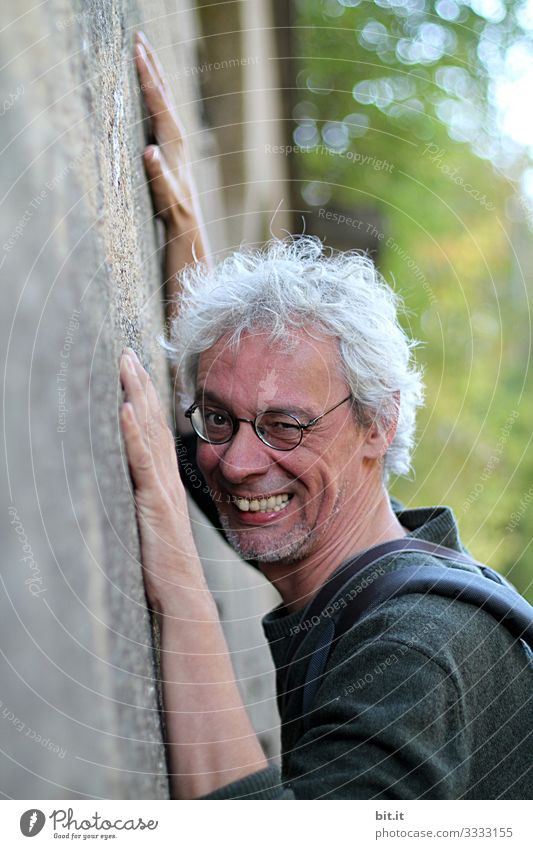 bis die Mauer fällt... Mann Manneskraft maskulin Kraft kräftig stark Mensch 1 Gesundheit Wand Fassade Blick Blick in die Kamera Blickkontakt Brille