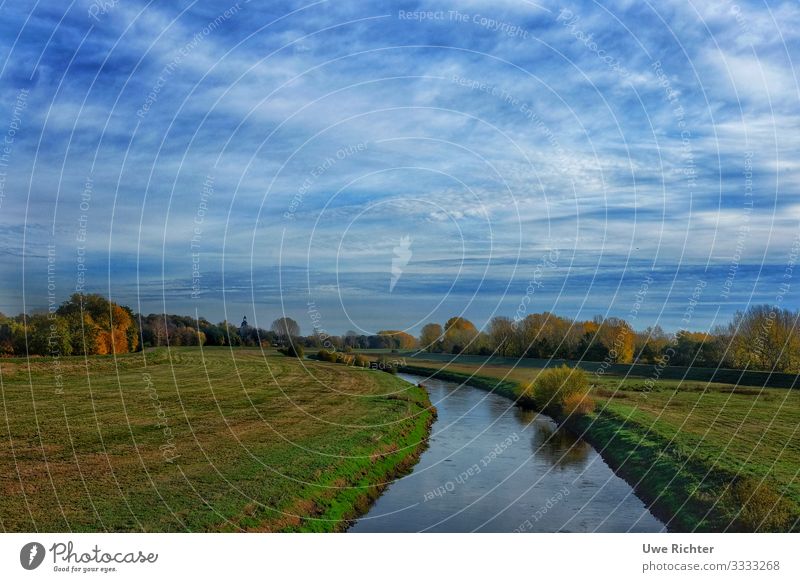 Fluß in Graslandschaft mit Bäumen Umwelt Natur Landschaft Wasser Himmel Wolken Klimawandel Wetter Baum Wiese Flussufer Weiße Elster Abenteuer Freiheit