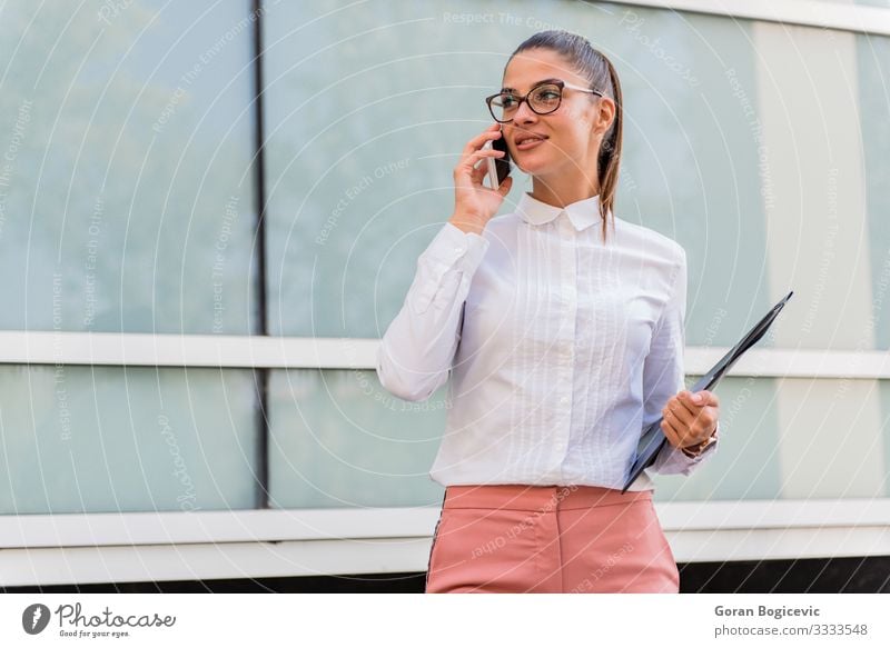 Erfolgreiche junge Geschäftsfrau mit Smartphone Kapitalwirtschaft Business Karriere sprechen PDA Technik & Technologie Mensch Junge Frau Jugendliche Erwachsene