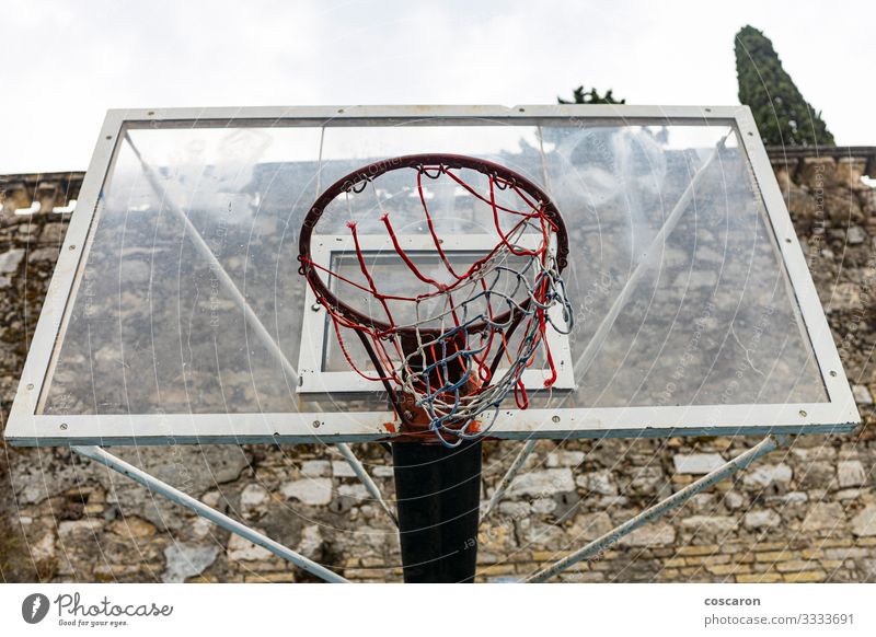 Alter Korb an einem wolkigen Tag. Ansicht von oben Freude Erholung Freizeit & Hobby Spielen Sport Sportstätten Schule Himmel Park Spielplatz Straße Holz Metall