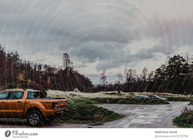 Auto auf der Straße auf dem Land nach Regen PKW Natur fallen Ansicht Park reisen Landschaft Herbst Wald malerisch wolkig Reise Ort erkunden Anziehungskraft Tag