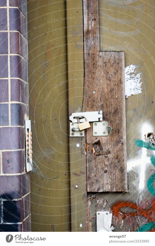 Tür und Tor (1) Haus alt Außenaufnahme Eingangstür Tag Farbfoto Altstadt Holztür Schloss Riegel geschlossen Detailaufnahme verschlossen Gedeckte Farben