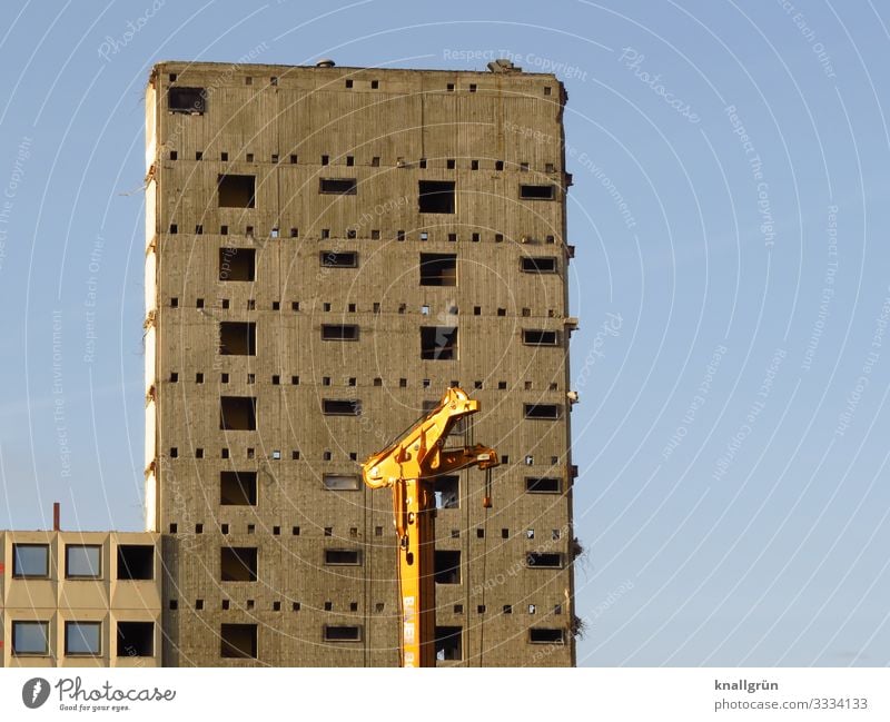 Abbruch Maschine Stadt Menschenleer Haus Hochhaus Ruine Mauer Wand Fassade Fenster alt groß kaputt blau braun gelb Vergänglichkeit Wandel & Veränderung