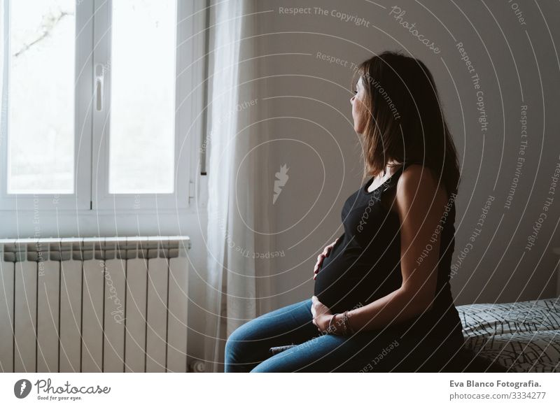 junge schwangere Frau zu Hause. heimwärts Bett Schwangerschaft Baby erwartend bauchfrei Tag liegen Zärtlichkeit Vergnügen Innenarchitektur Fröhlichkeit haben