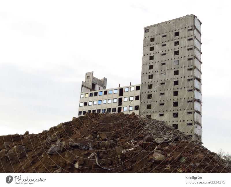 Leerstand Haus Hochhaus Fassade Fenster Schutthaufen dreckig dunkel groß hoch kaputt Stadt braun grau weiß Verfall Vergänglichkeit Wandel & Veränderung