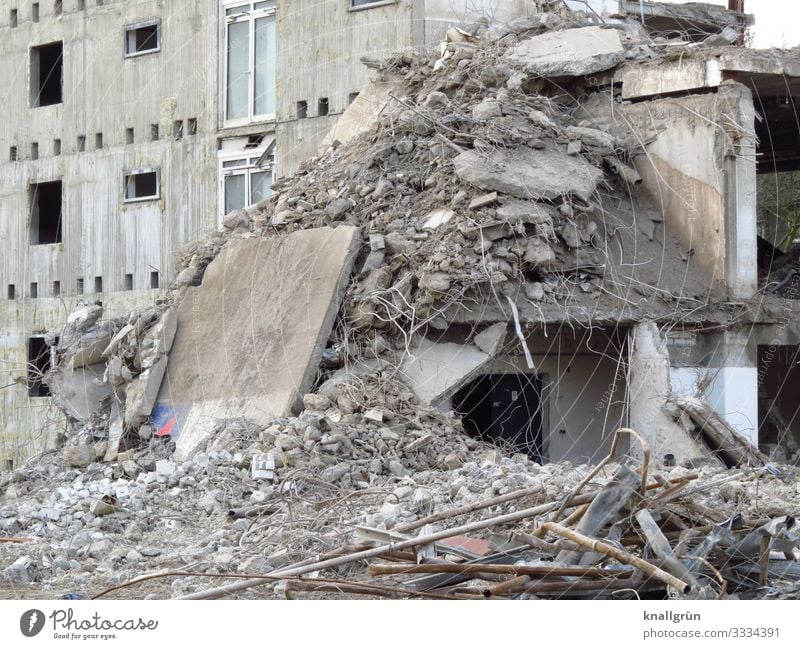 Bruchbude Stadt Hochhaus Mauer Wand Fassade Fenster bauen alt dreckig hoch kaputt braun grau weiß Verfall Vergänglichkeit Wandel & Veränderung Häusliches Leben