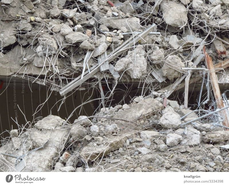 Es war einmal... Haus dreckig kaputt grau schwarz Schutthaufen Demontage Baustelle Beton Farbfoto Außenaufnahme Menschenleer Tag