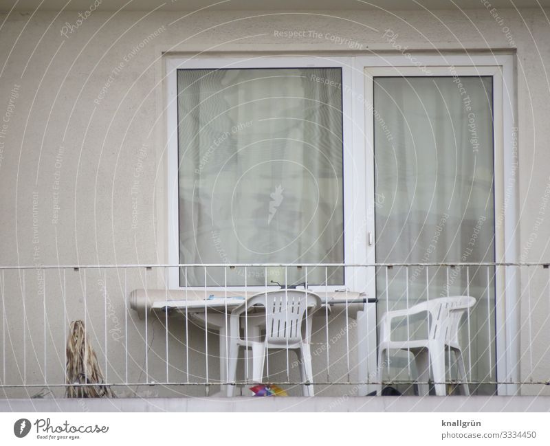 Tristesse Haus Mauer Wand Balkon Fenster Tür Balkontür Balkonmöbel Balkonbrüstung Gardine dreckig hässlich Stadt weiß Gefühle Häusliches Leben trist beige