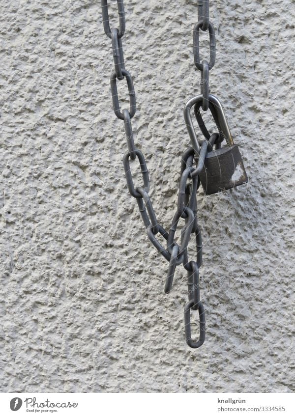 Vorhängeschloss Haus Mauer Wand Schloss hängen silber weiß Sicherheit Metallkette Farbfoto Außenaufnahme Menschenleer Textfreiraum links Textfreiraum unten