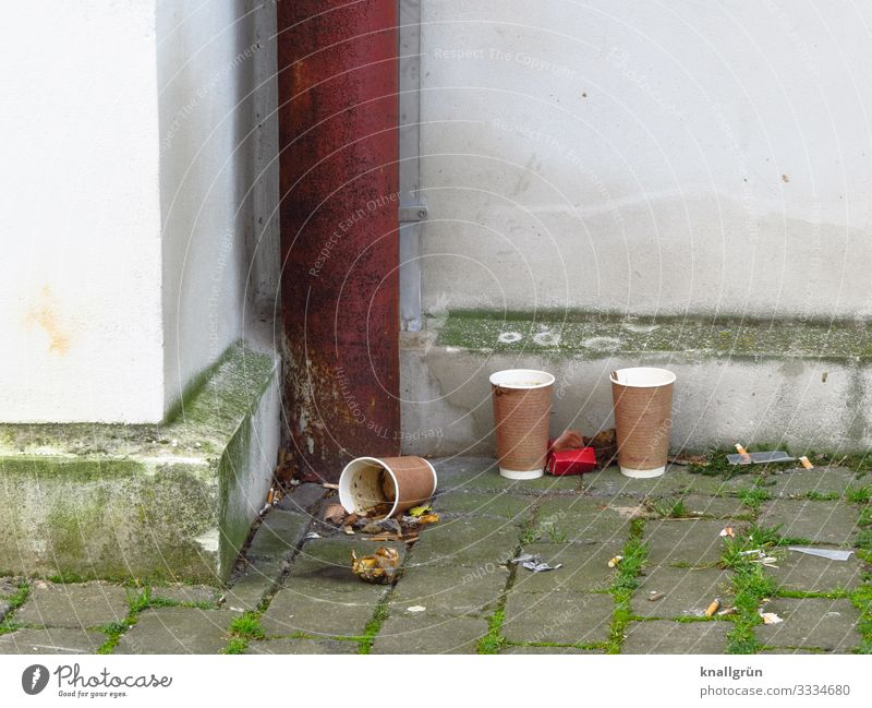 Kaffee-Ecke Haus Mauer Wand Regenrohr Fallrohr Sockel Kaffeebecher Pappbecher Zigarettenstummel Erholung stehen dreckig Stadt braun grau weiß Gefühle Kontakt