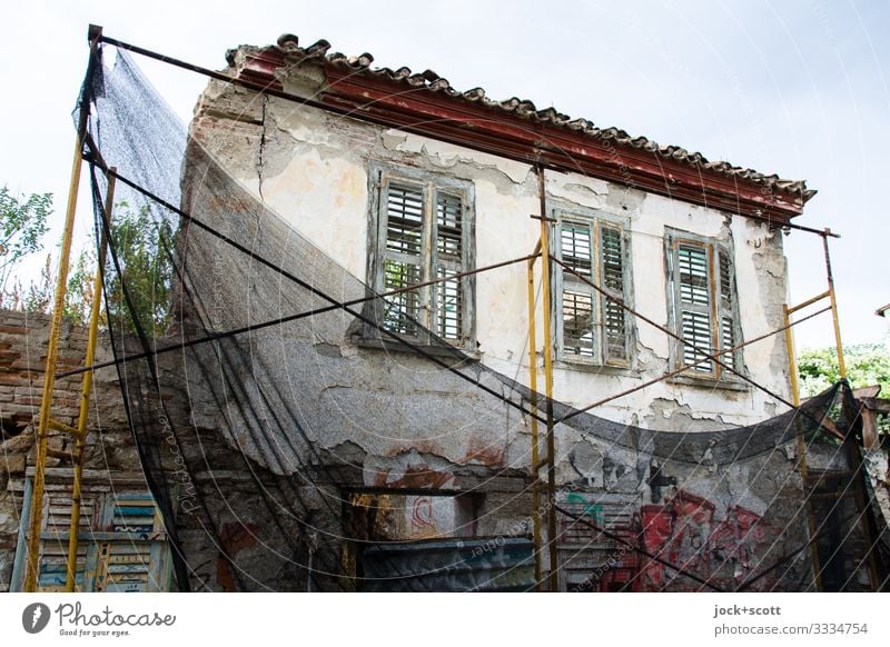 Glanz und Elend vom Rest des Haus lost places Himmel Griechenland Altstadt Ruine Fassade Gerüst Netz authentisch Wärme Sicherheit planen Vergangenheit