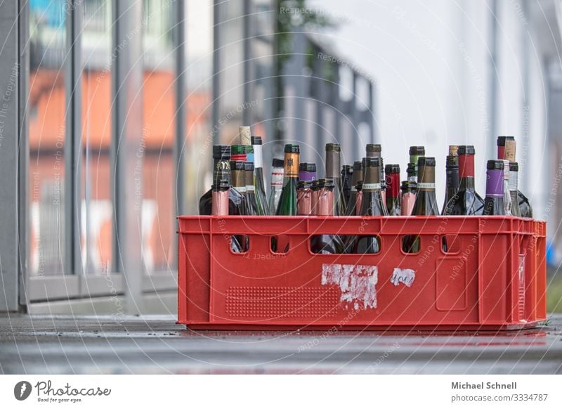 Alkoholika Getränk Bier Wein Flasche Stadt Völlerei Hemmungslosigkeit Durst Farbfoto Außenaufnahme