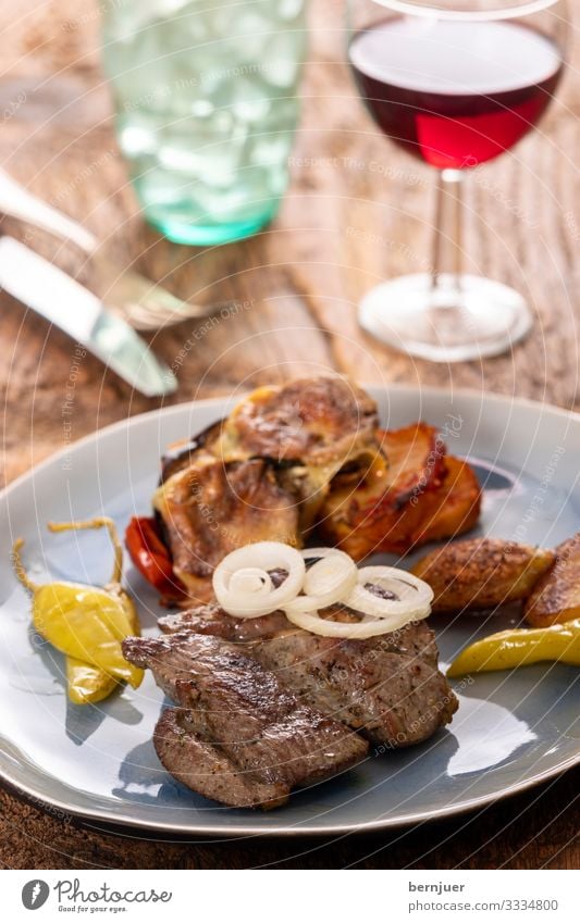 Lammsteak auf einem Teller Fleisch Gemüse Mittagessen Abendessen Gabel Grill Holz frisch lecker rot Scheibe Delikatesse Kochen Filet Kartoffeln zubereitet