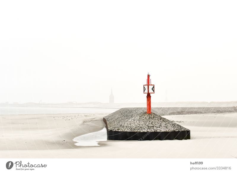 Hafeneinfahrt Insel Winterurlaub Wolkenloser Himmel Herbst Klima Schönes Wetter Nebel Strand Bucht Nordsee Leuchtturm Mole Seezeichen Priel maritim natürlich