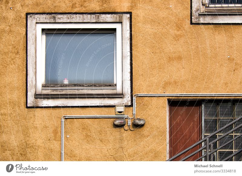 Formen und Linien Energiewirtschaft Elektrizität stromkabel Telefonleitung Hagen Stadt Haus Mauer Wand Fassade Fenster stagnierend Strukturen & Formen Farbfoto