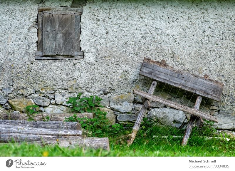 Krumme Sitzbank Tannheim Tannheimer Tal Haus Bauwerk Gebäude Mauer Wand sitzen alt Verfall Vergangenheit Vergänglichkeit Neigung Farbfoto Außenaufnahme