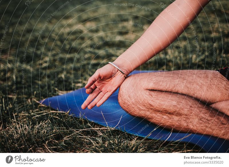 junger Mann in einem Park, der Yoga-Sport betreibt. Stadthintergrund. gesunde Lebensweise. Jugendliche Großstadt Sonnenuntergang Lifestyle Gesundheit Unterlage