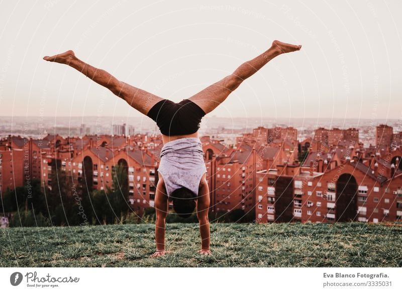 junger Mann in einem Park, der Yoga-Sport betreibt. Stadthintergrund. gesunde Lebensweise. Jugendliche Großstadt Sonnenuntergang Lifestyle Gesundheit Unterlage