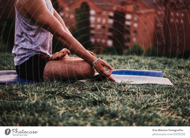 junger Mann in einem Park, der Yoga-Sport betreibt. Stadthintergrund. gesunde Lebensweise. Jugendliche Großstadt Sonnenuntergang Lifestyle Gesundheit Unterlage