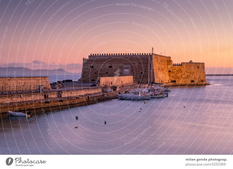 Heraklion Ferien & Urlaub & Reisen Tourismus Meer Landschaft Burg oder Schloss Hafen Fischerboot Wasserfahrzeug maritim Crete Griechenland mediterran Europa